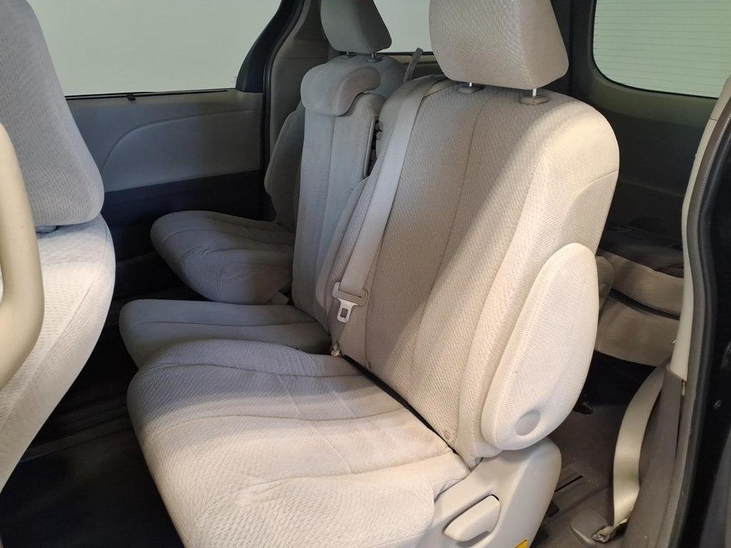 Toyota Sienna 5dr 7-Pass Van V6 LE FWD (Natl) 2011