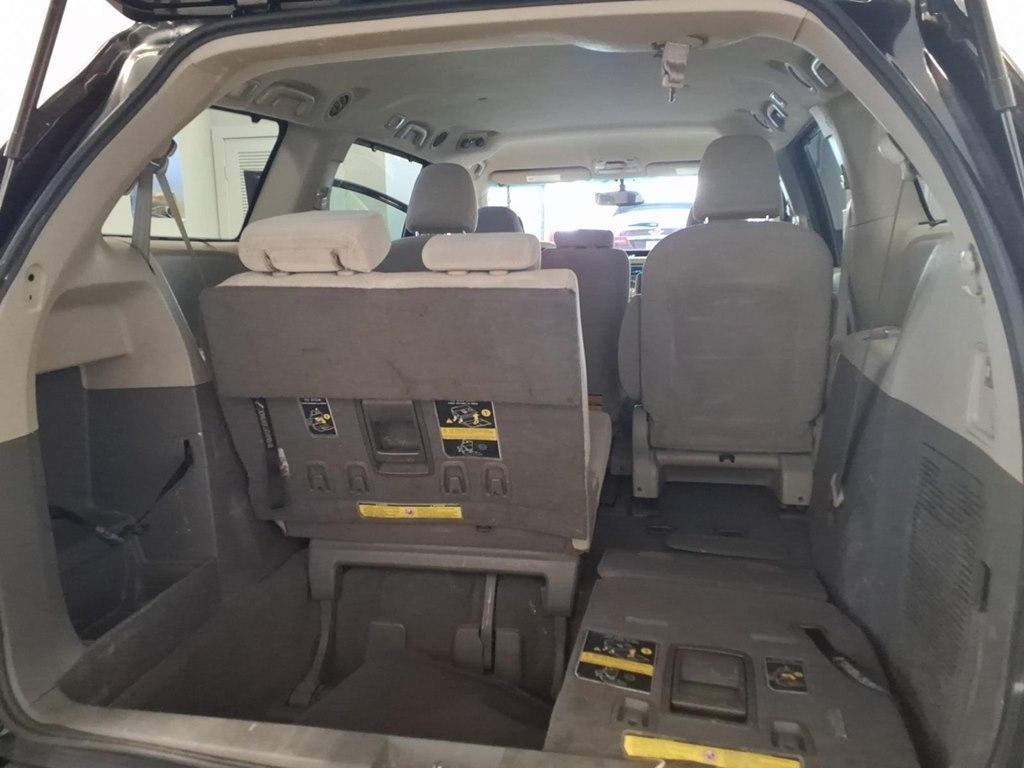 Toyota Sienna 5dr 7-Pass Van V6 LE FWD (Natl) 2011