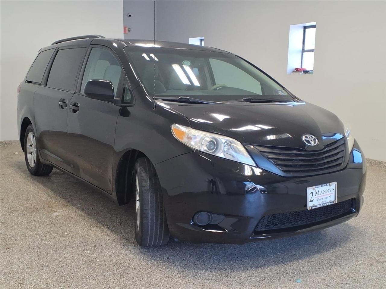 Toyota Sienna 5dr 7-Pass Van V6 LE FWD (Natl) 2011