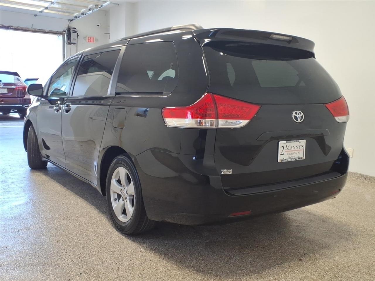 Toyota Sienna 5dr 7-Pass Van V6 LE FWD (Natl) 2011
