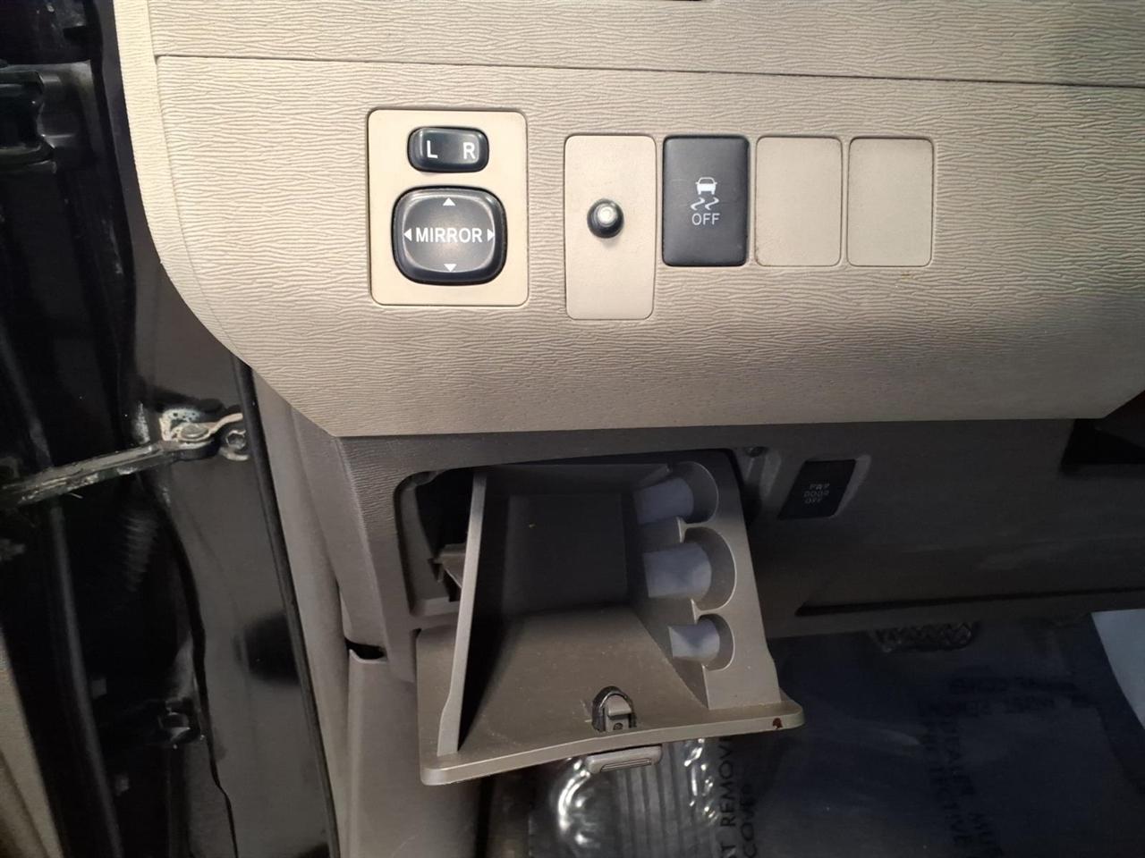 Toyota Sienna 5dr 7-Pass Van V6 LE FWD (Natl) 2011