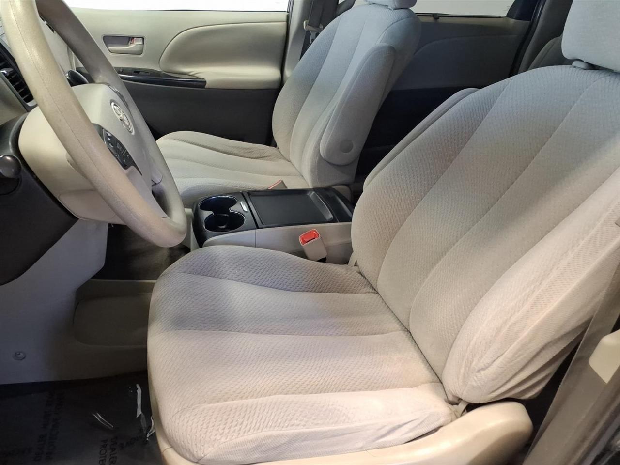 Toyota Sienna 5dr 7-Pass Van V6 LE FWD (Natl) 2011