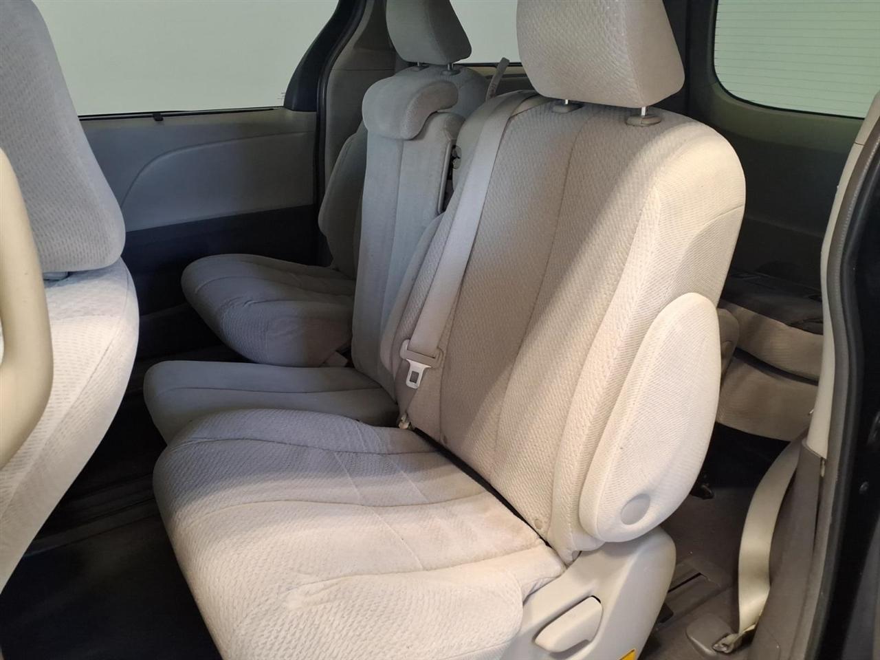 Toyota Sienna 5dr 7-Pass Van V6 LE FWD (Natl) 2011