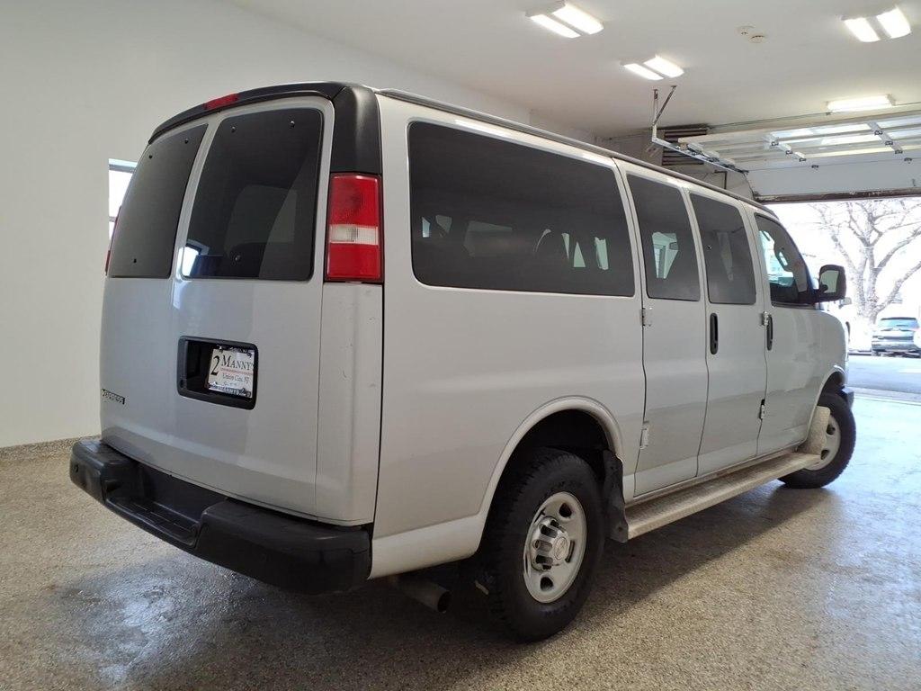 Chevrolet Express Passenger RWD 3500 135" LS w/1LS 2017