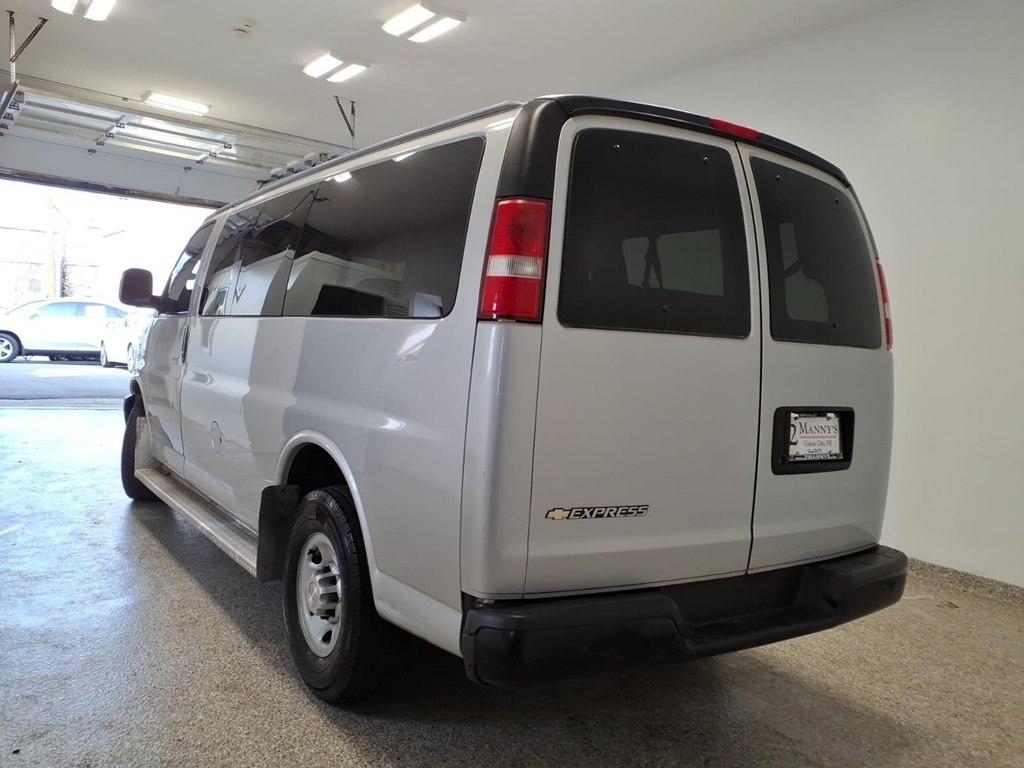 Chevrolet Express Passenger RWD 3500 135" LS w/1LS 2017