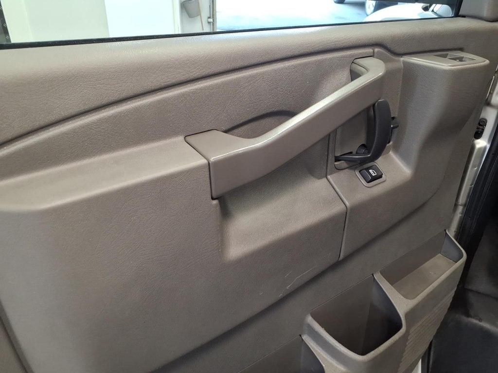 Chevrolet Express Passenger RWD 3500 135" LS w/1LS 2017