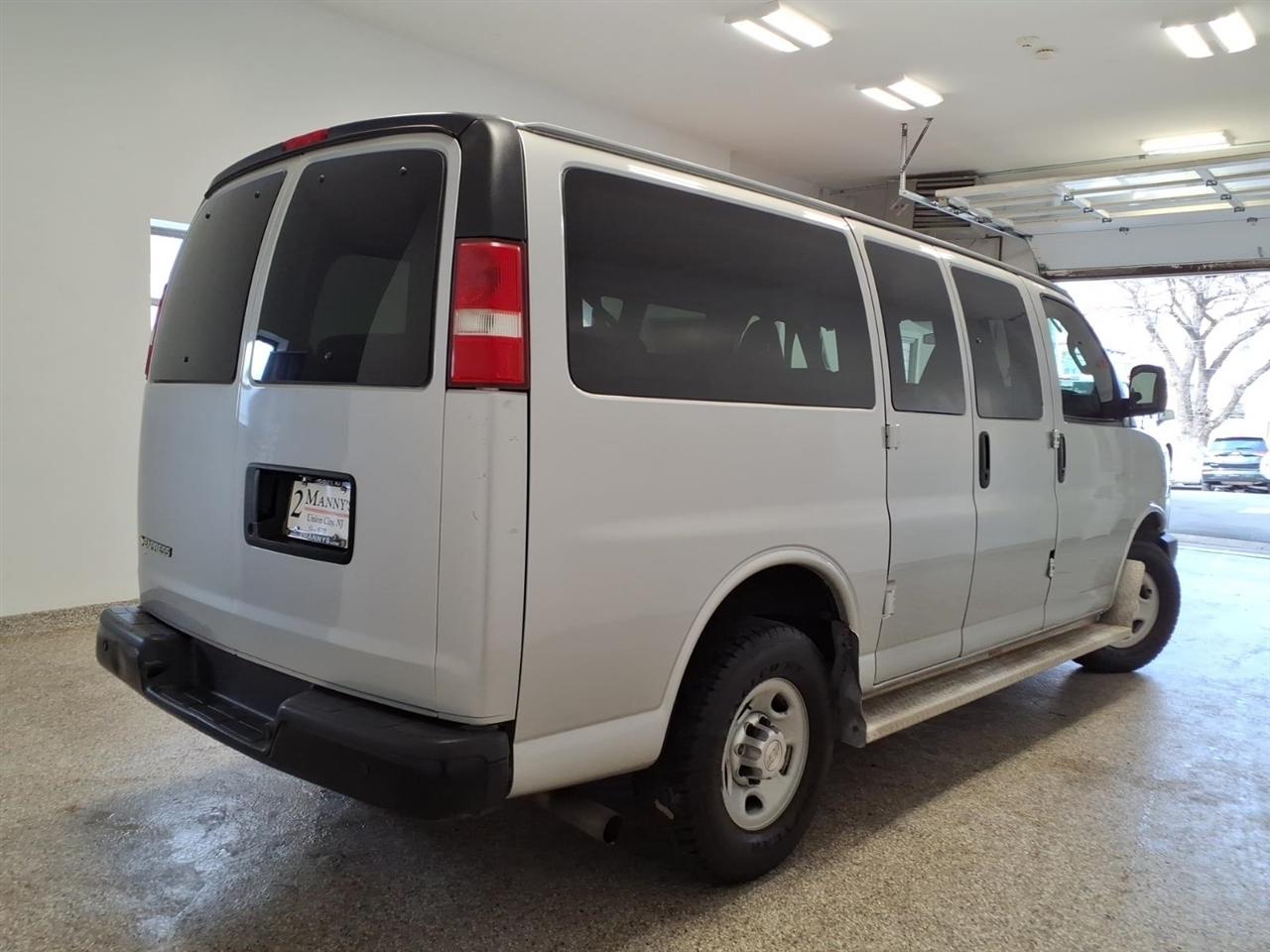 Chevrolet Express Passenger RWD 3500 135" LS w/1LS 2017