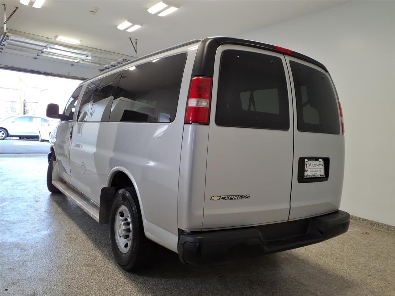 Chevrolet Express Passenger RWD 3500 135" LS w/1LS 2017