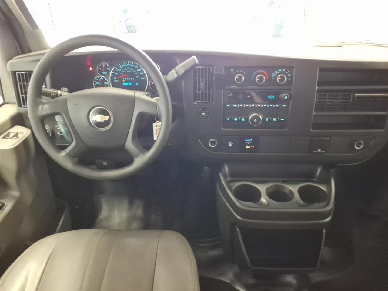 Chevrolet Express Passenger RWD 3500 135" LS w/1LS 2017