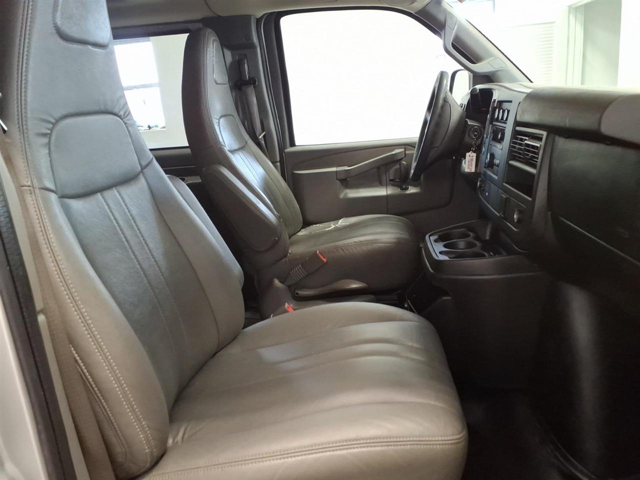 Chevrolet Express Passenger RWD 3500 135" LS w/1LS 2017