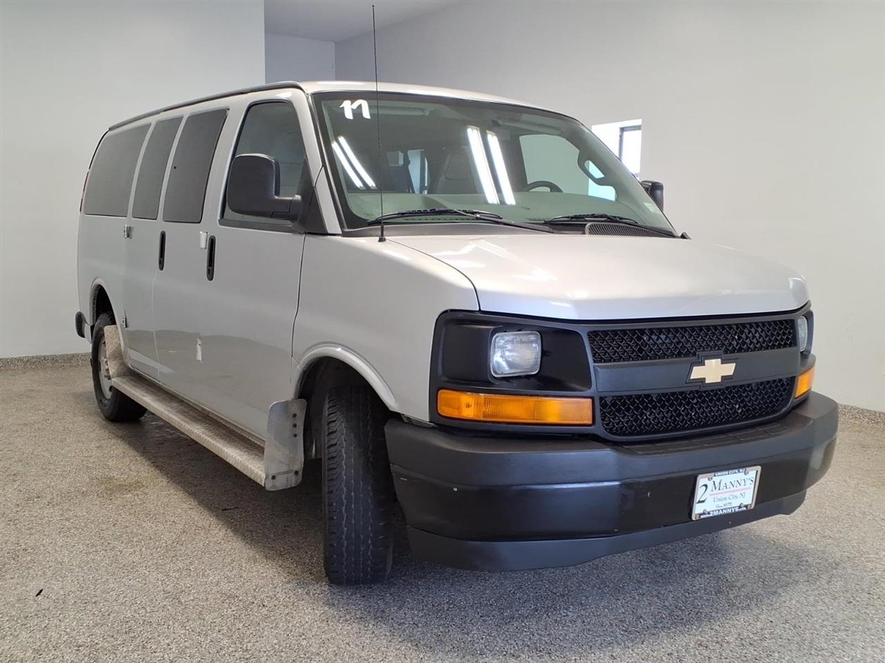 Chevrolet Express Passenger RWD 3500 135" LS w/1LS 2017