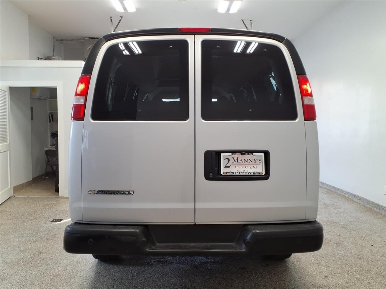 Chevrolet Express Passenger RWD 3500 135" LS w/1LS 2017