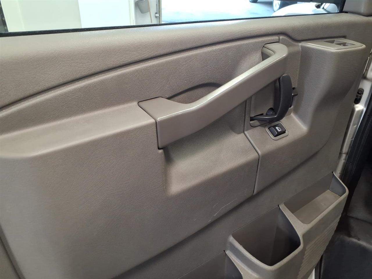 Chevrolet Express Passenger RWD 3500 135" LS w/1LS 2017