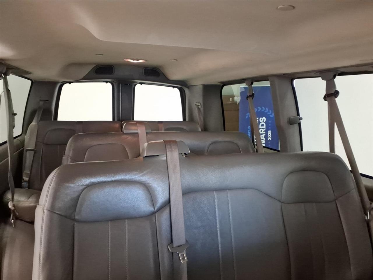 Chevrolet Express Passenger RWD 3500 135" LS w/1LS 2017