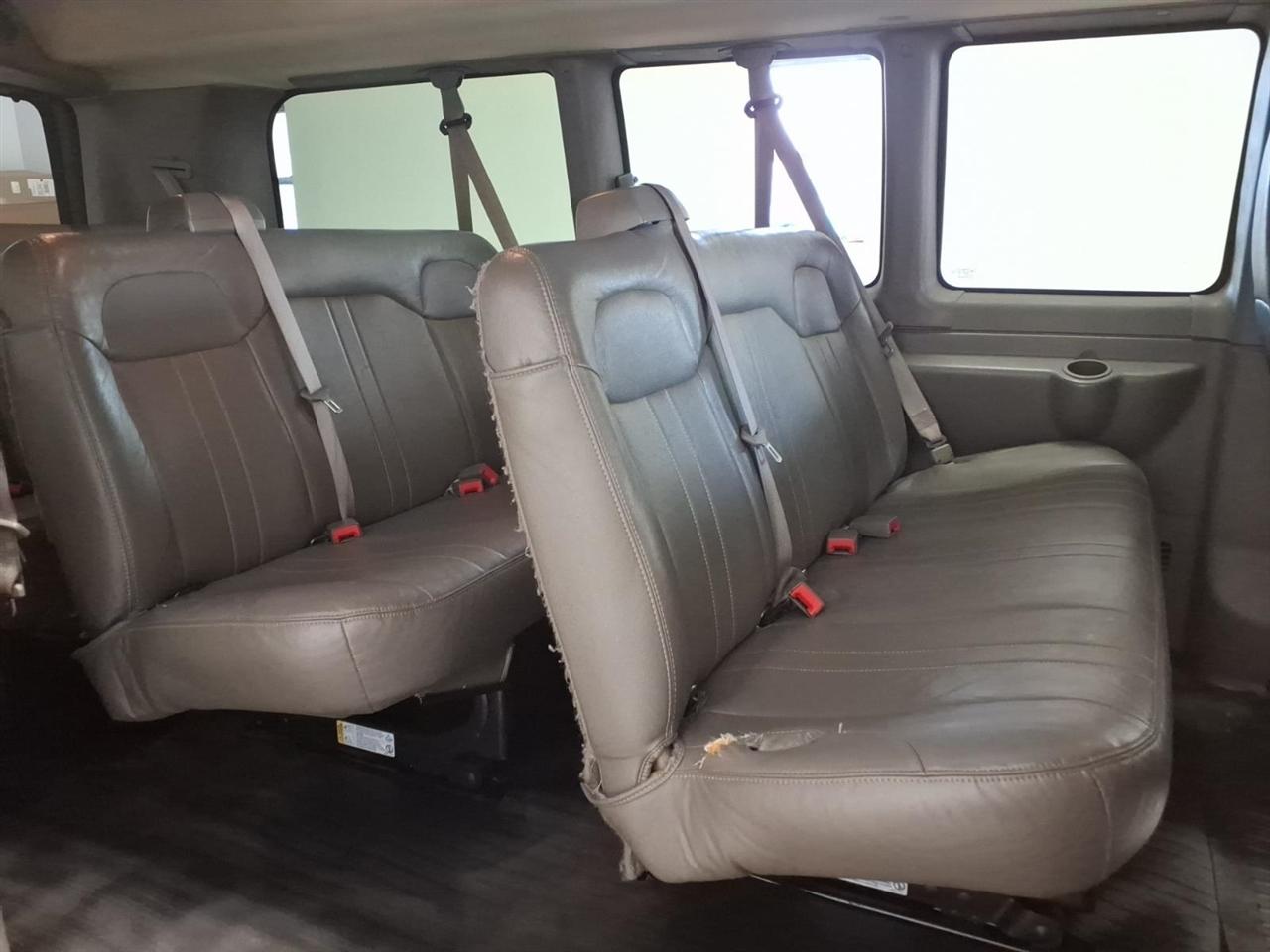 Chevrolet Express Passenger RWD 3500 135" LS w/1LS 2017