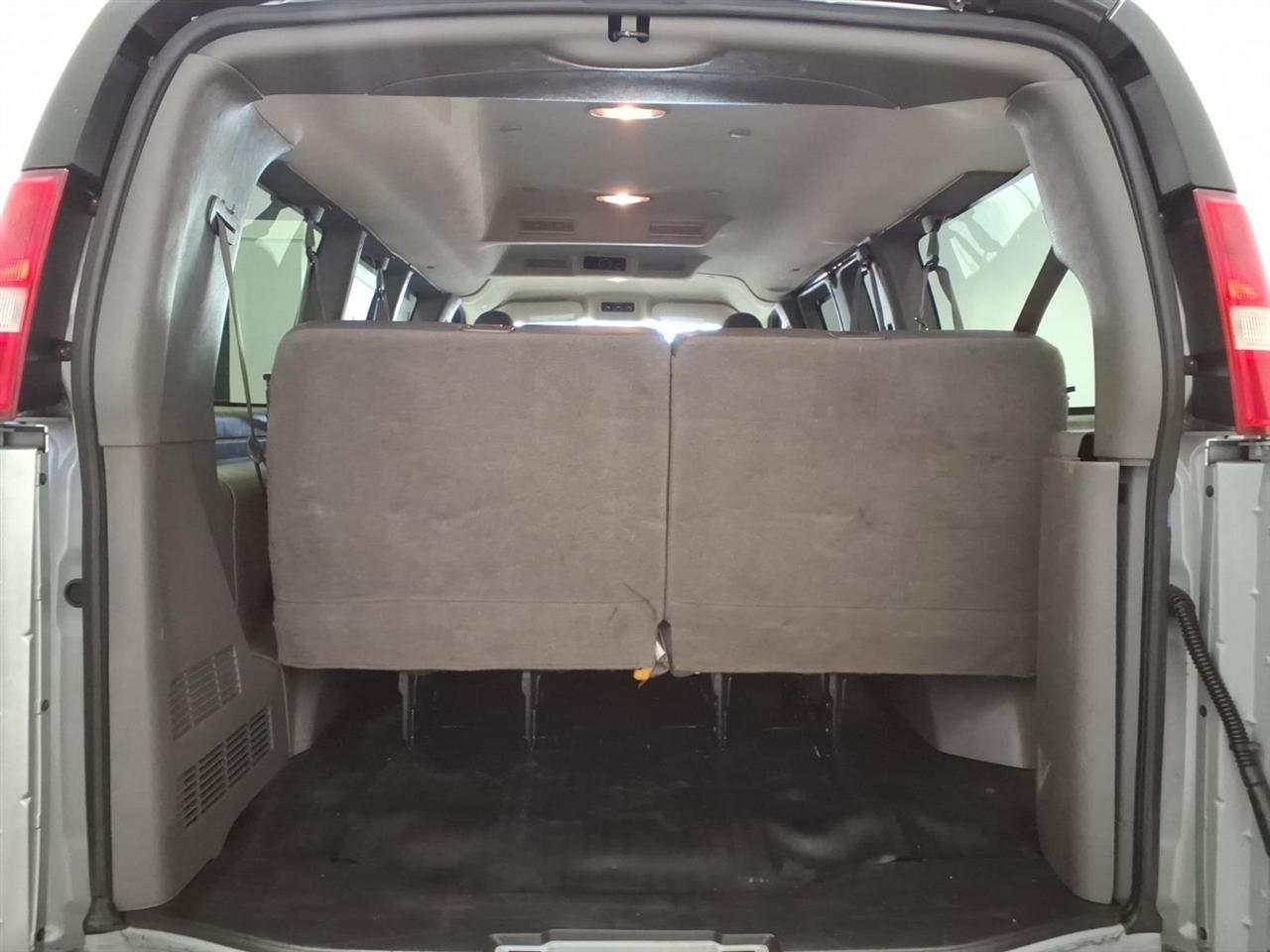Chevrolet Express Passenger RWD 3500 135" LS w/1LS 2017
