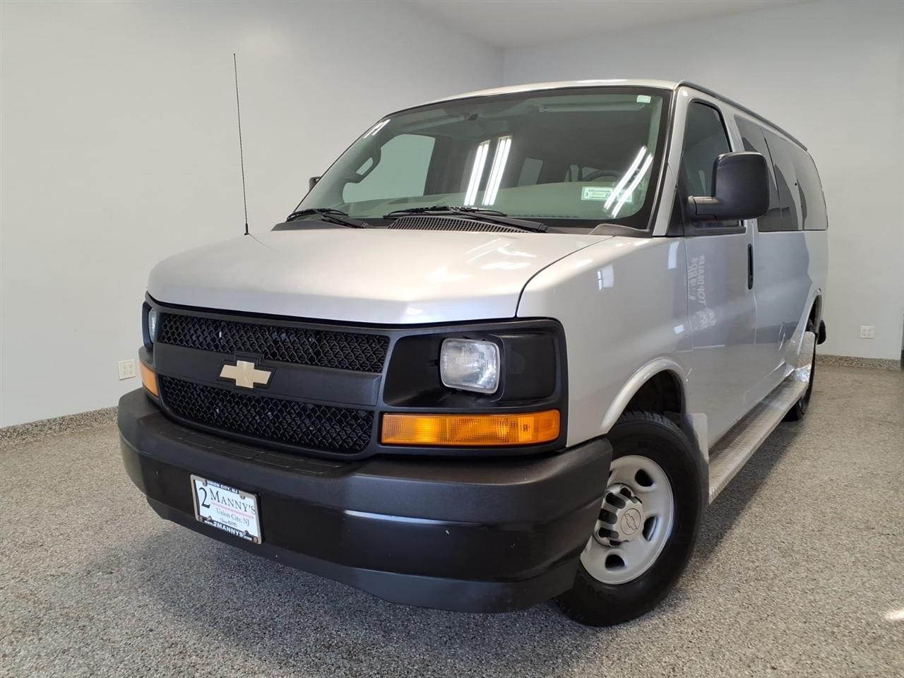 2017 Chevrolet Express Passenger RWD 3500 135" LS w/1LS