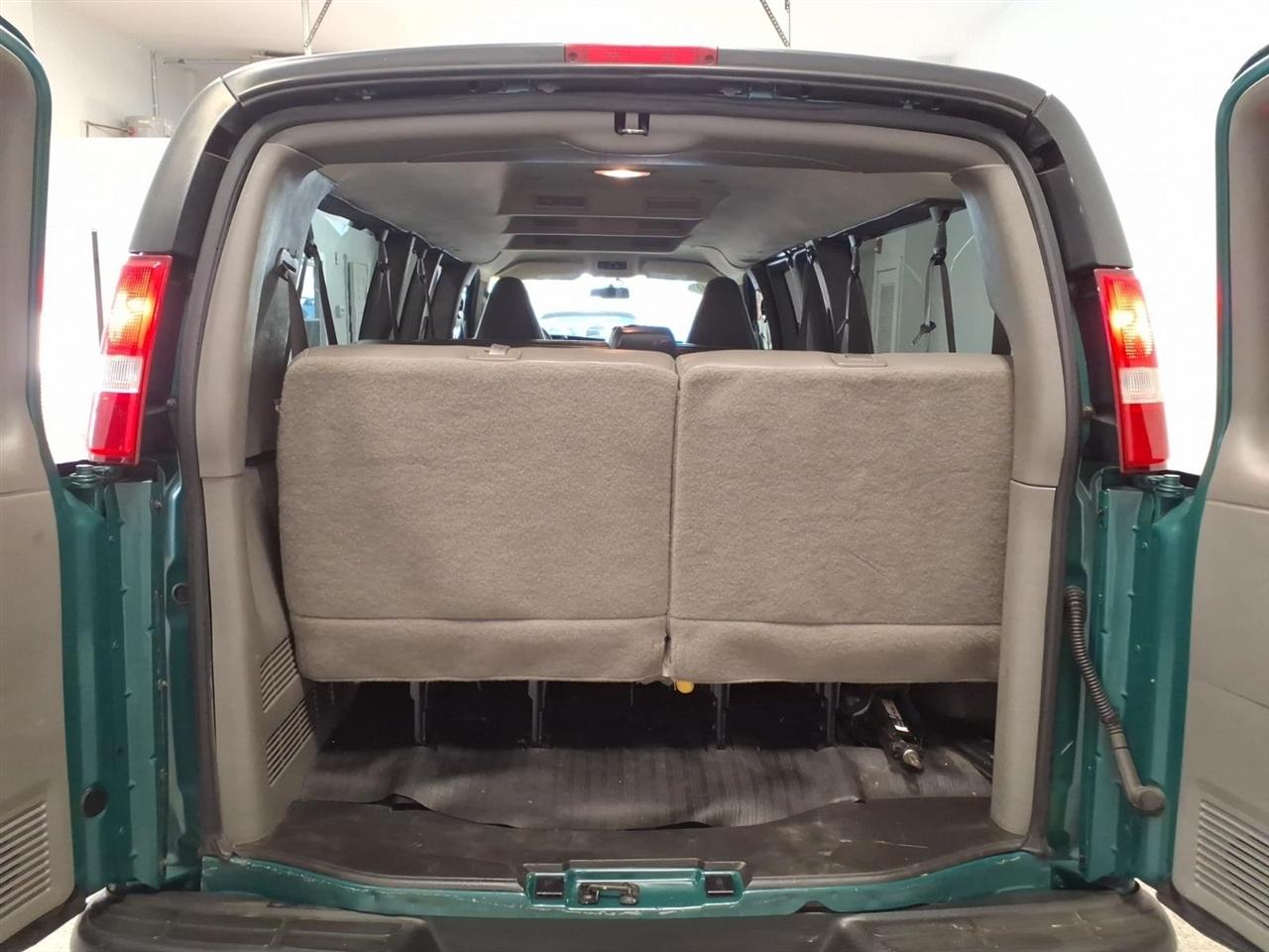Chevrolet Express Passenger RWD 3500 155" LS 2019