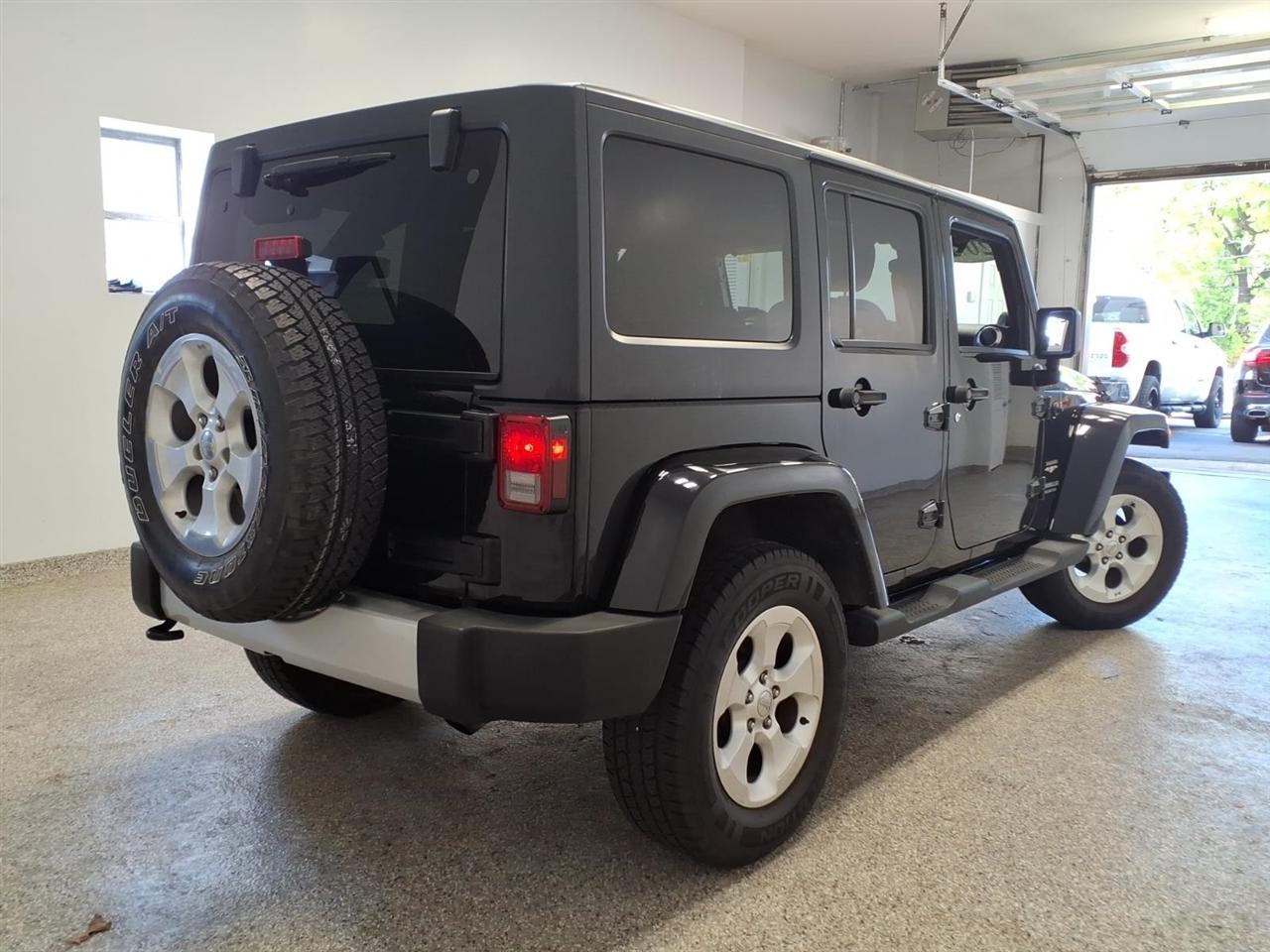 Jeep Wrangler Unlimited 4WD 4dr Sahara 2013