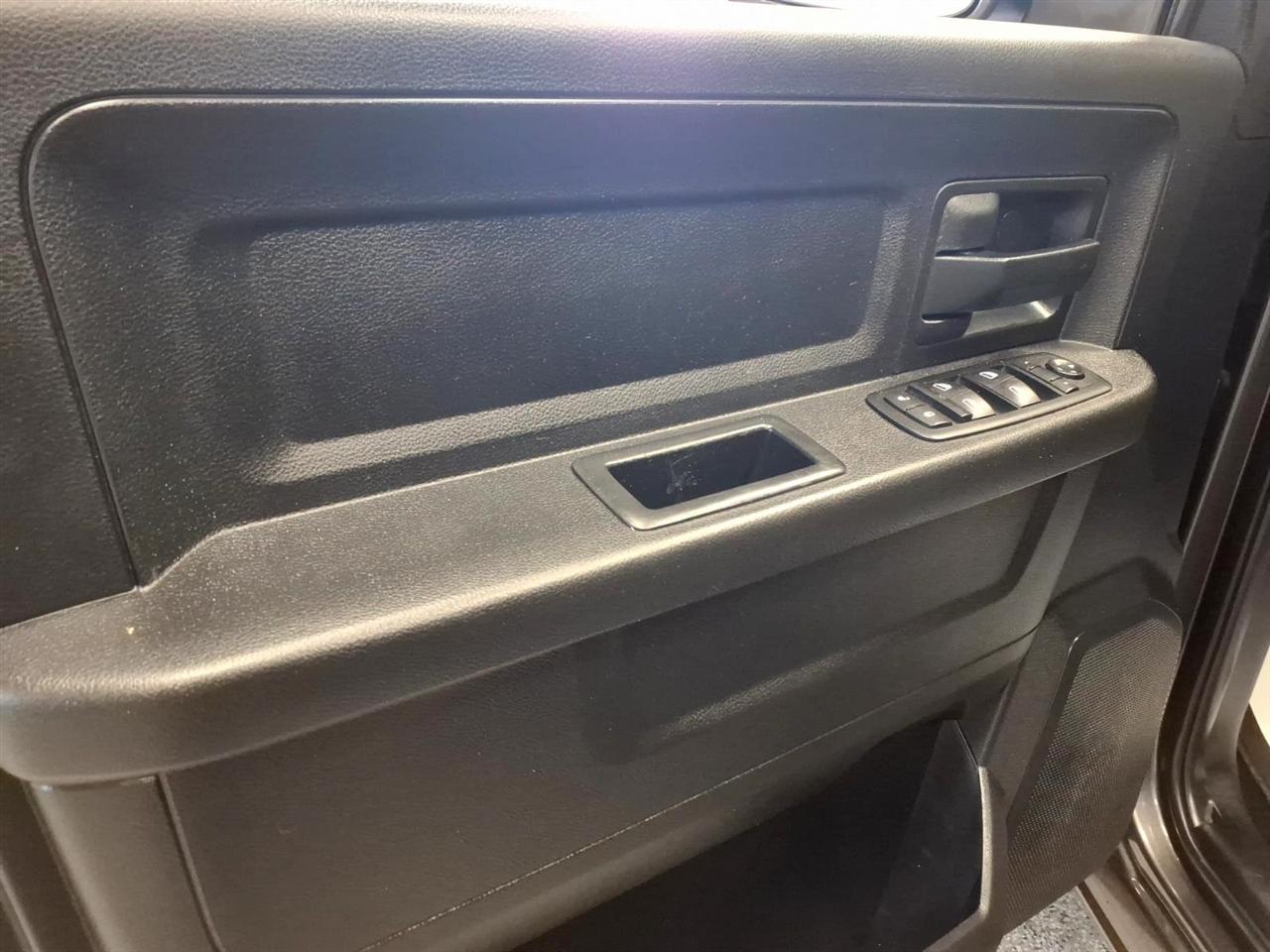 RAM 1500 4WD Crew Cab 140.5" Express 2015