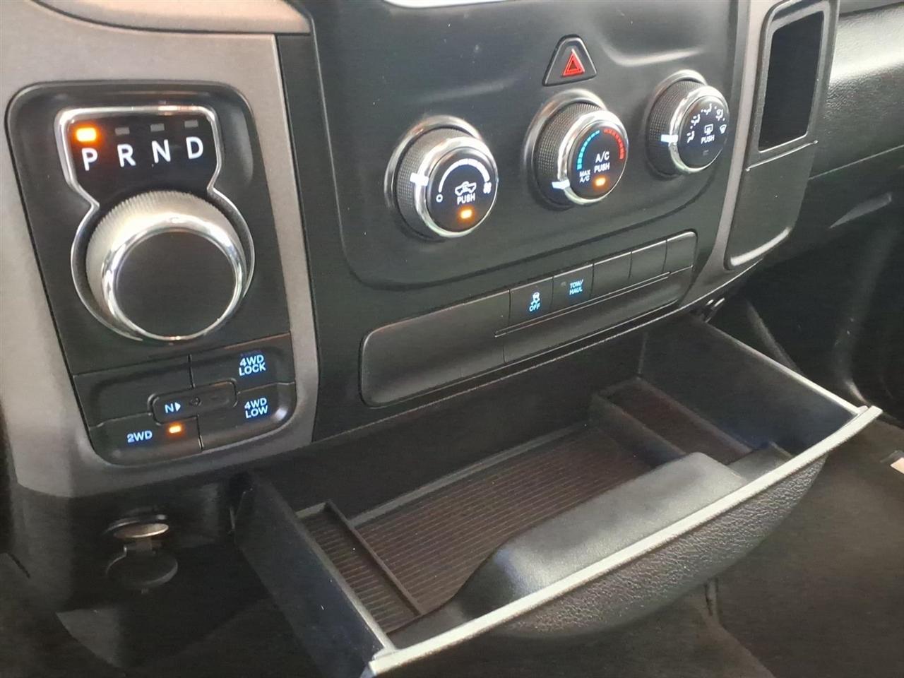RAM 1500 4WD Crew Cab 140.5" Express 2015