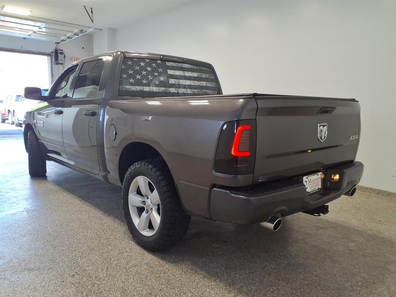 RAM 1500 4WD Crew Cab 140.5" Express 2015