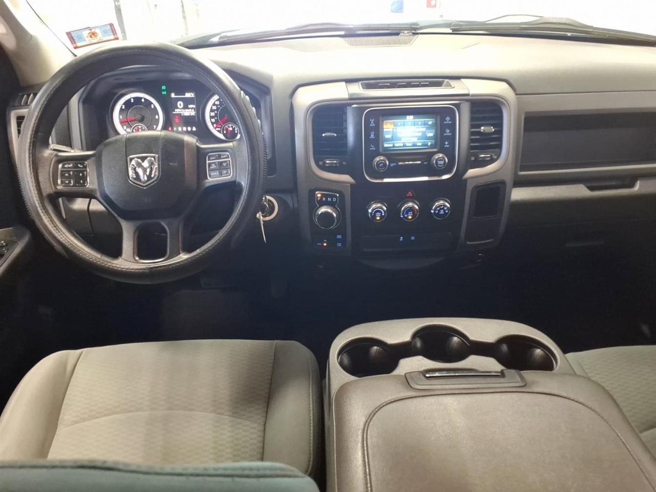 RAM 1500 4WD Crew Cab 140.5" Express 2015