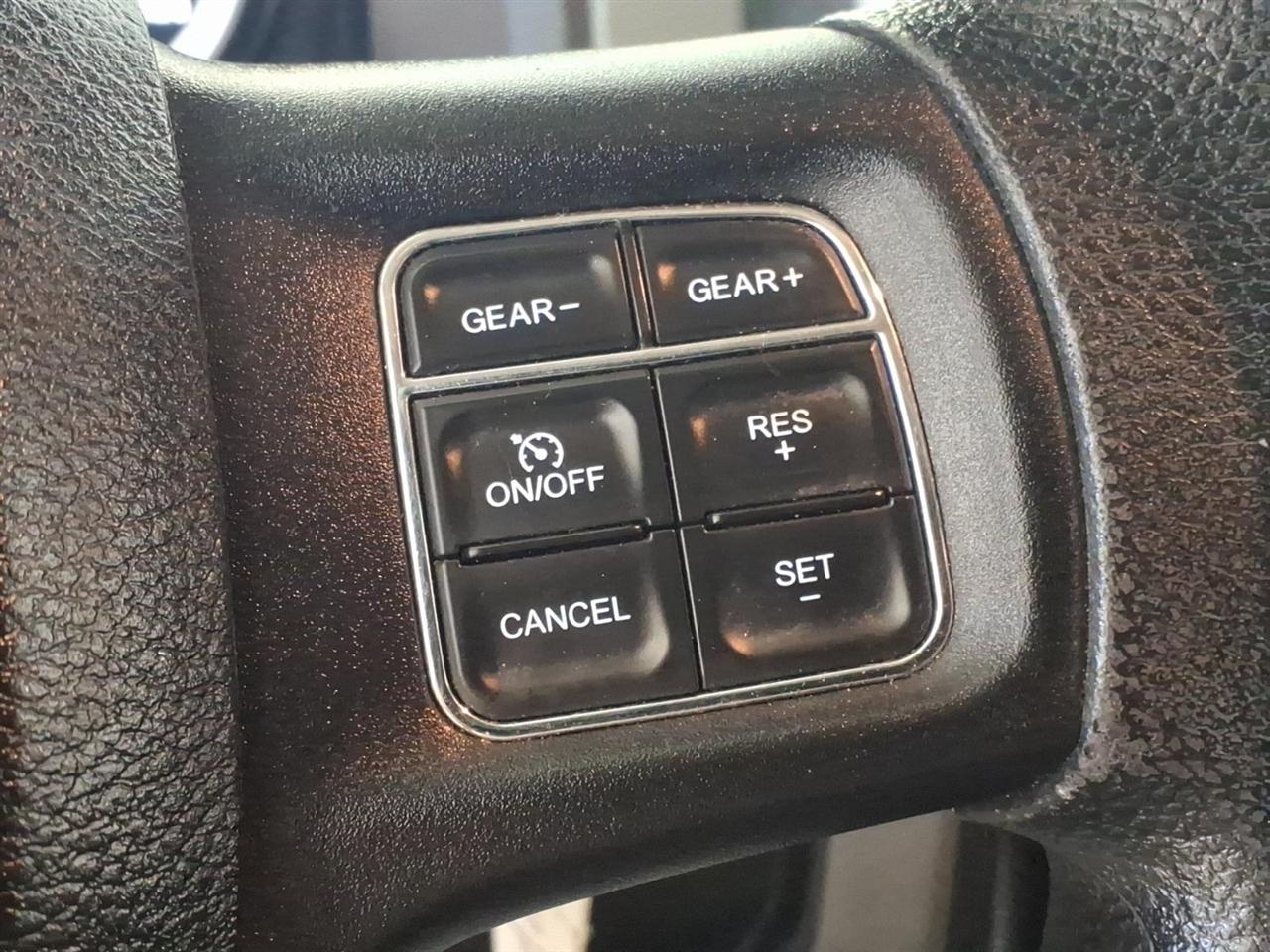RAM 1500 4WD Crew Cab 140.5" Express 2015