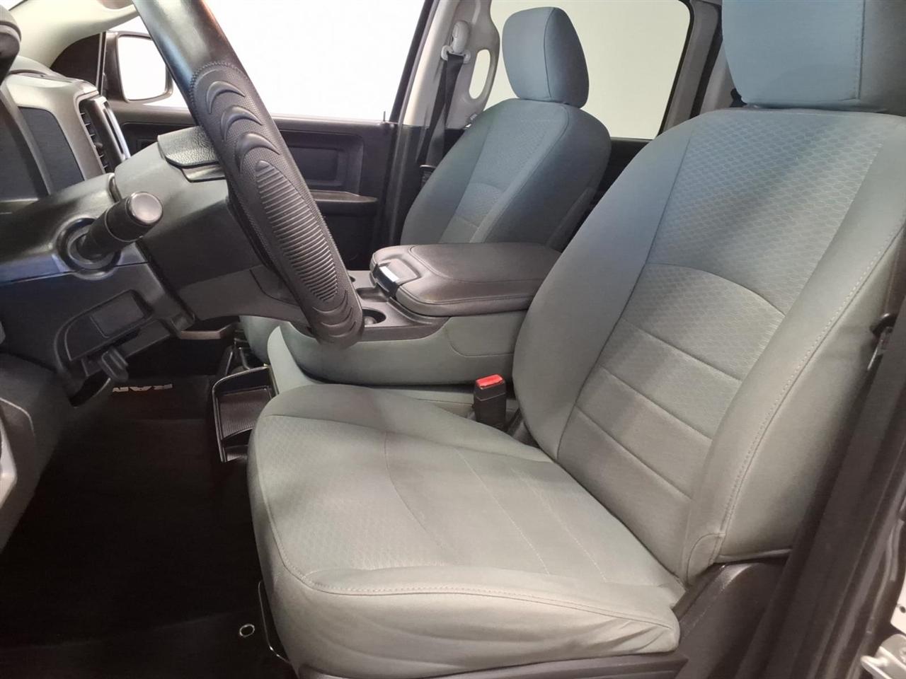 RAM 1500 4WD Crew Cab 140.5" Express 2015