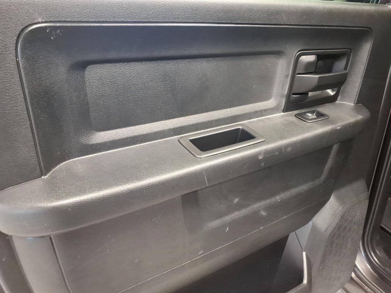 RAM 1500 4WD Crew Cab 140.5" Express 2015