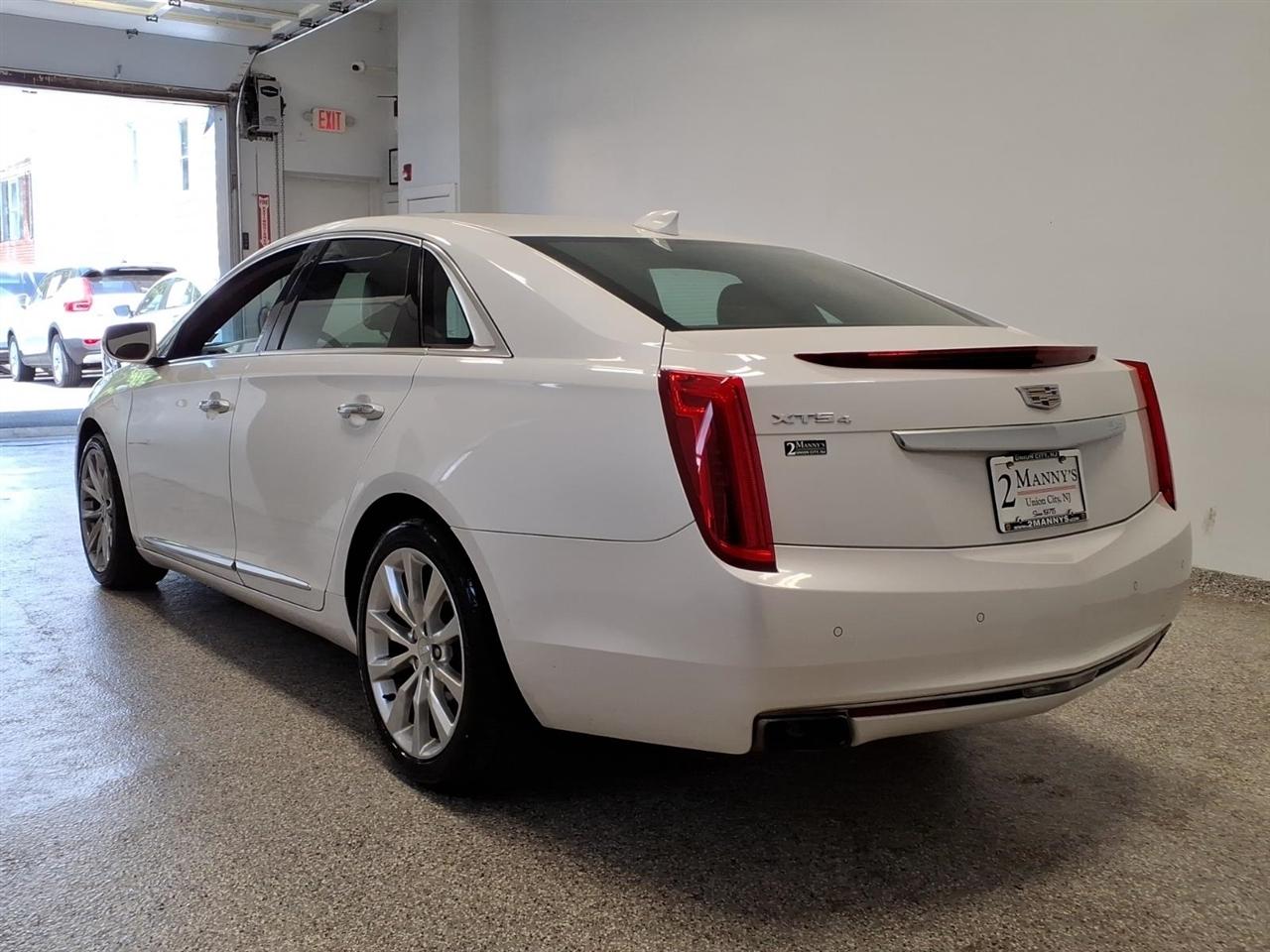 Cadillac XTS 4dr Sdn Luxury Collection AWD 2016