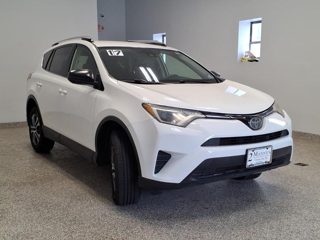 Toyota RAV4 LE AWD (Natl) 2017