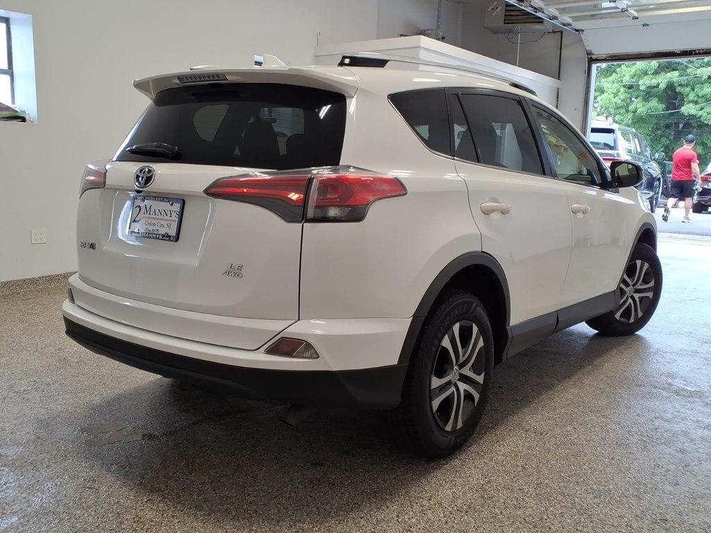 Toyota RAV4 LE AWD (Natl) 2017