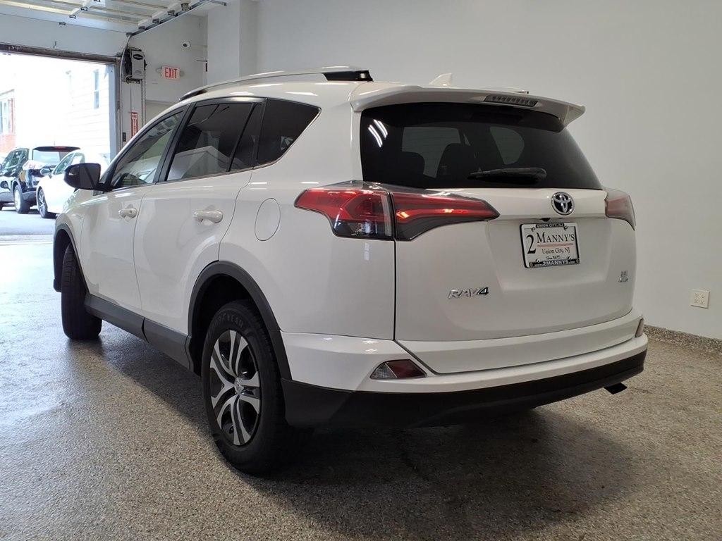 Toyota RAV4 LE AWD (Natl) 2017