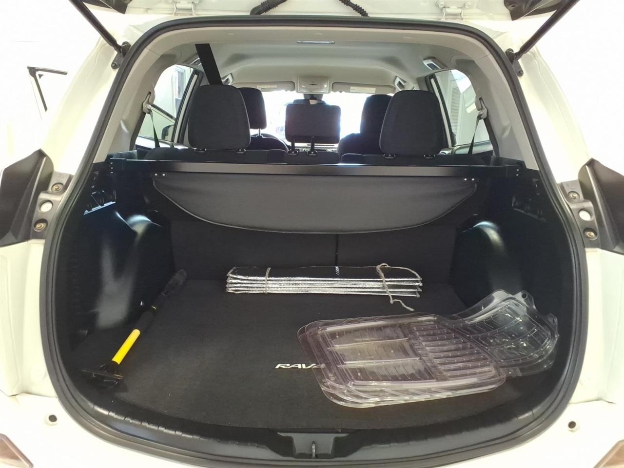 Toyota RAV4 LE AWD (Natl) 2017