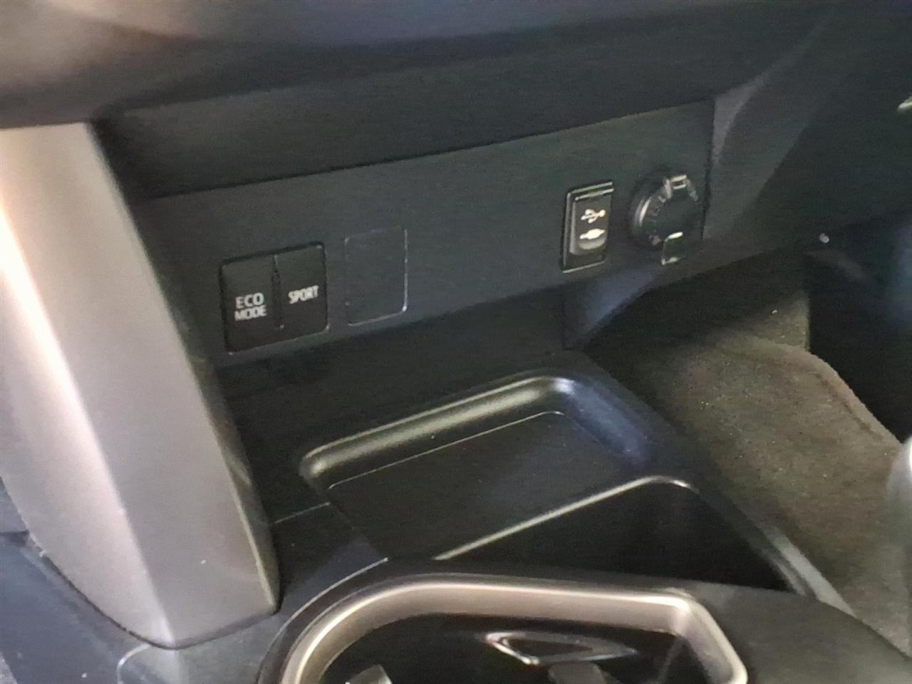 Toyota RAV4 LE AWD (Natl) 2017