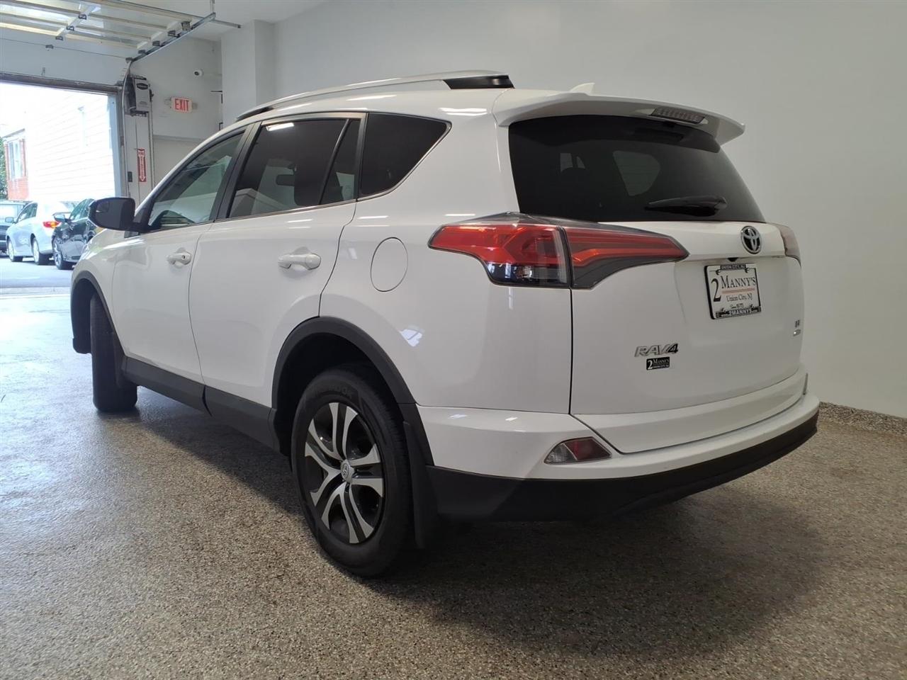 2016 Toyota RAV4 LE - Photo 6