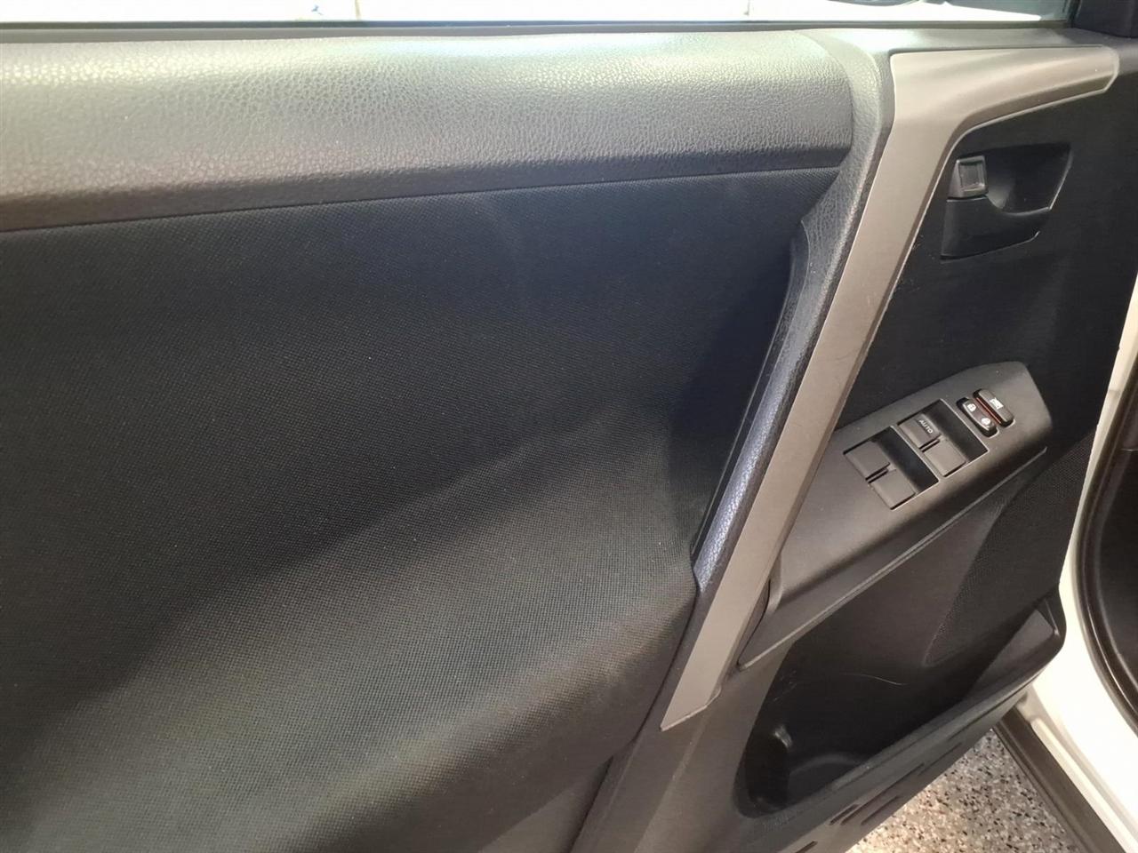2016 Toyota RAV4 LE - Photo 8