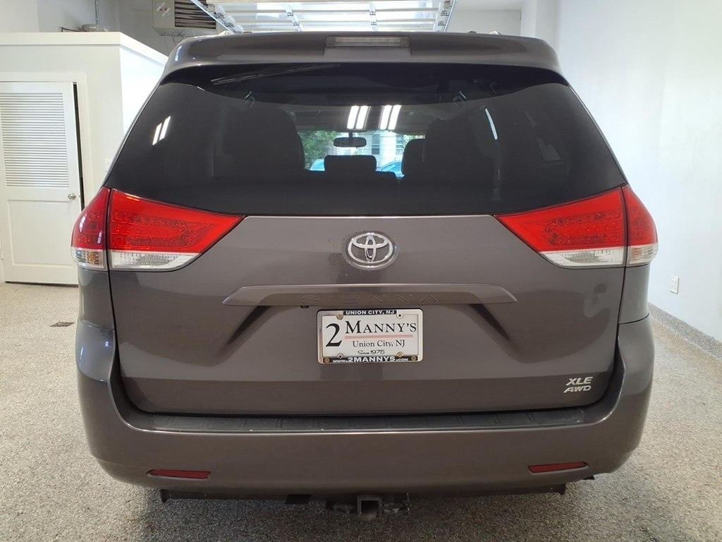 Toyota Sienna 5dr 7-Pass Van V6 XLE AWD (Natl) 2013