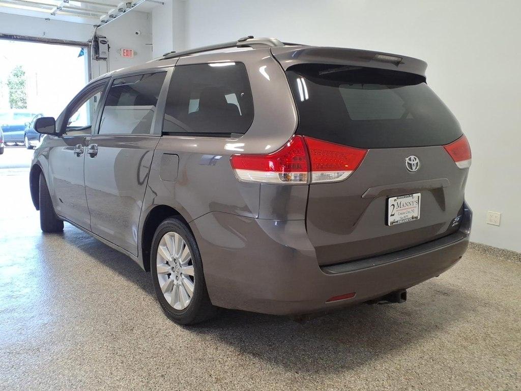 Toyota Sienna 5dr 7-Pass Van V6 XLE AWD (Natl) 2013