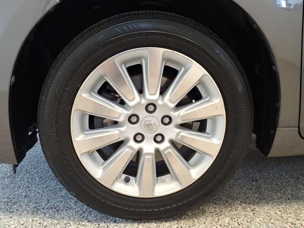 Toyota Sienna 5dr 7-Pass Van V6 XLE AWD (Natl) 2013