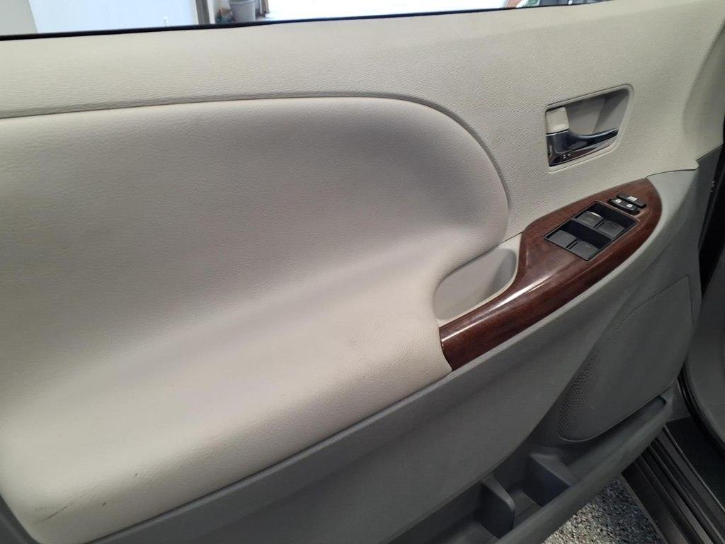 Toyota Sienna 5dr 7-Pass Van V6 XLE AWD (Natl) 2013