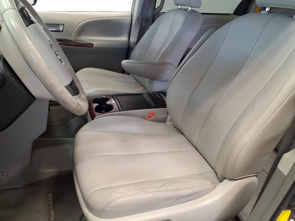 Toyota Sienna 5dr 7-Pass Van V6 XLE AWD (Natl) 2013