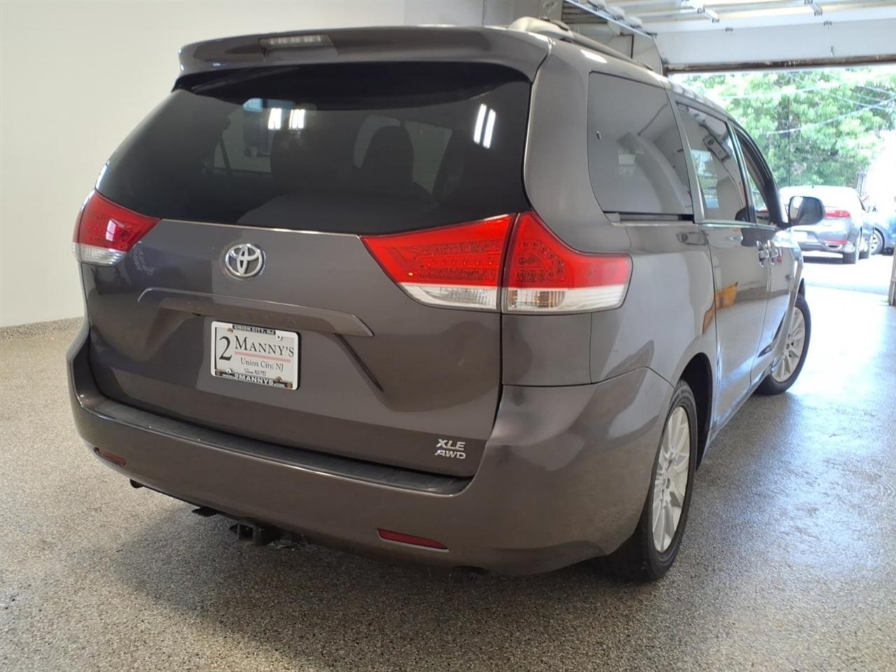 Toyota Sienna 5dr 7-Pass Van V6 XLE AWD (Natl) 2013
