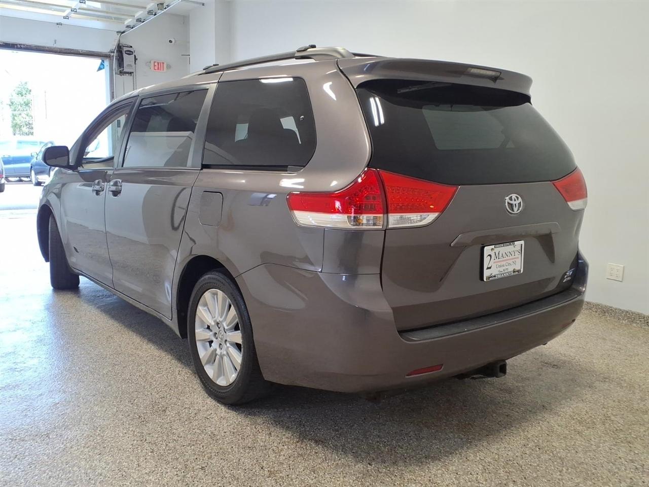 Toyota Sienna 5dr 7-Pass Van V6 XLE AWD (Natl) 2013