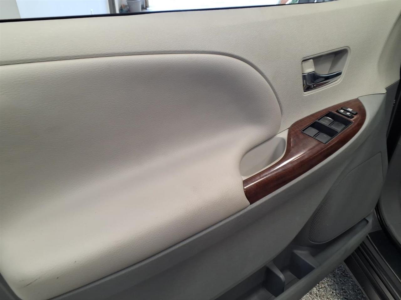 Toyota Sienna 5dr 7-Pass Van V6 XLE AWD (Natl) 2013