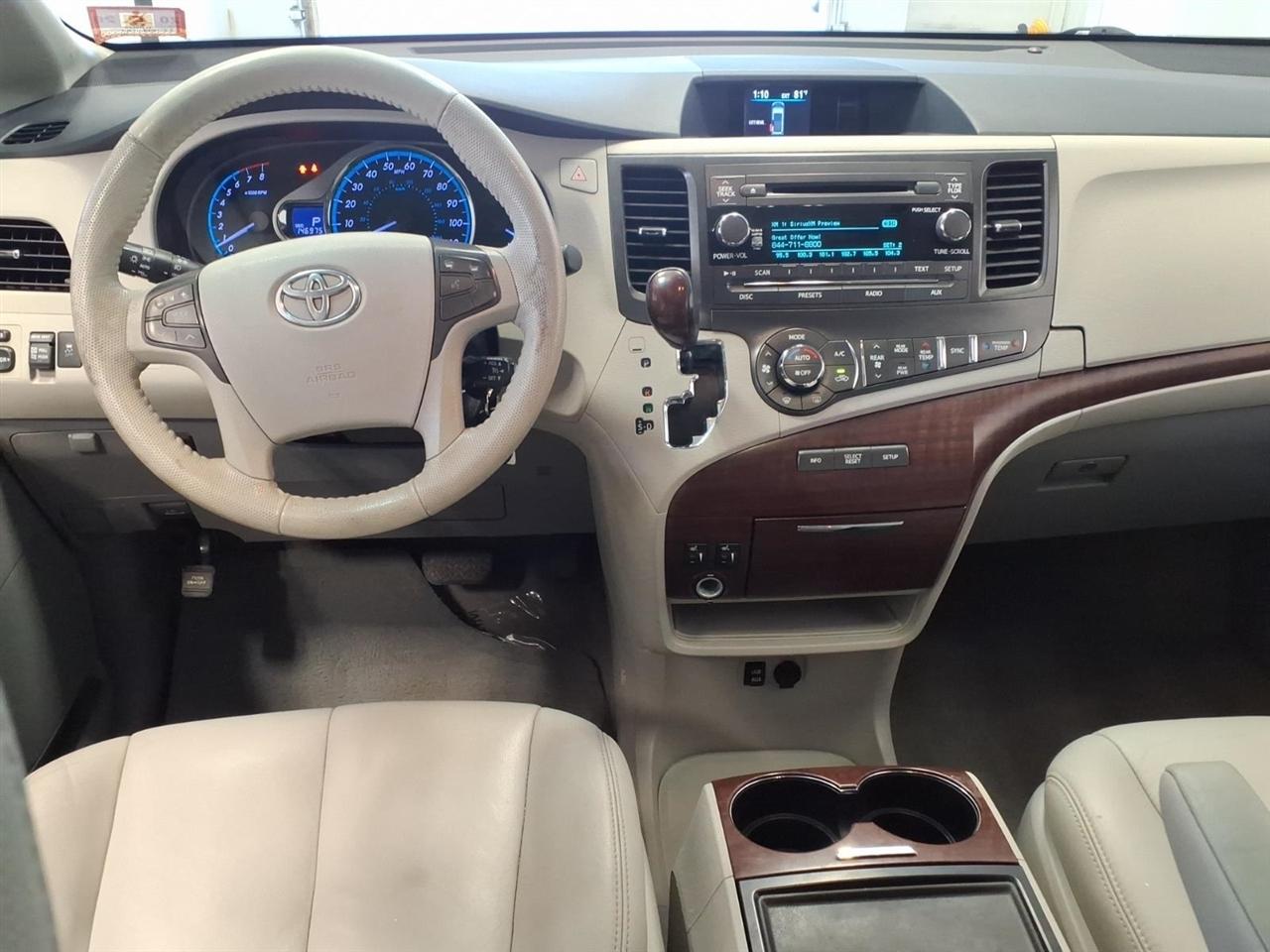Toyota Sienna 5dr 7-Pass Van V6 XLE AWD (Natl) 2013