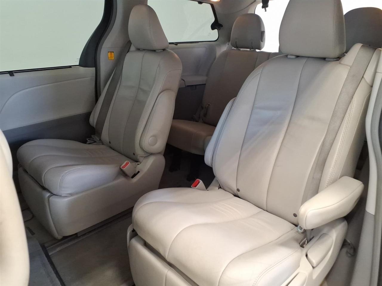 Toyota Sienna 5dr 7-Pass Van V6 XLE AWD (Natl) 2013