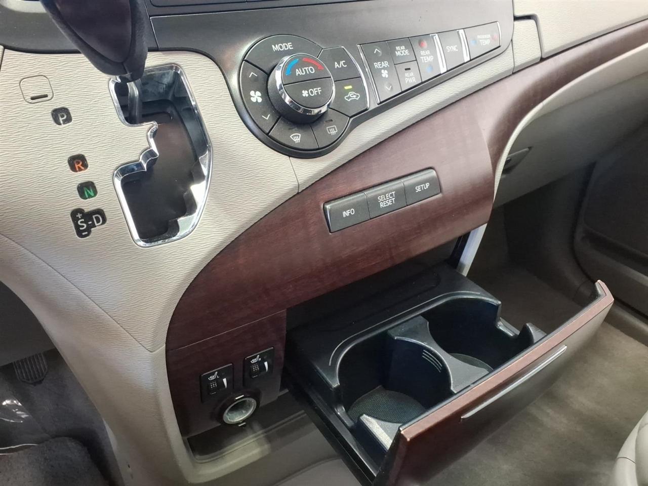 Toyota Sienna 5dr 7-Pass Van V6 XLE AWD (Natl) 2013