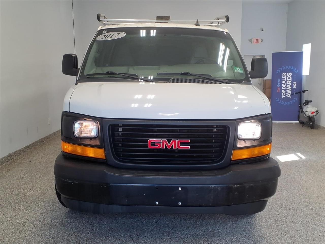 GMC Savana Cargo Van RWD 2500 135" 2017